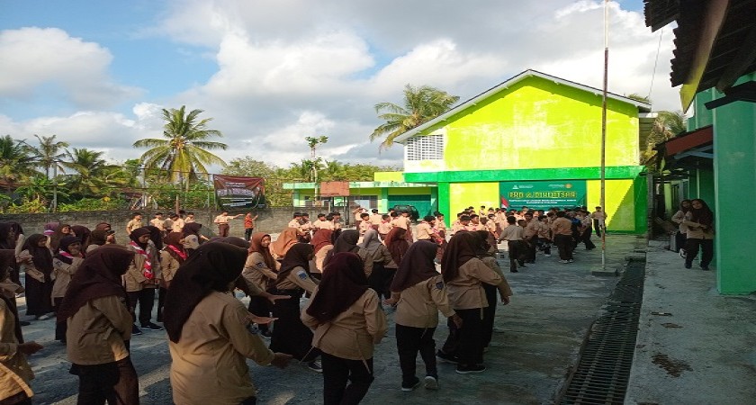 Jumat Sehat Dengan Senam Bersama Di Halaman Sekolah SMK MA'ARIF Ponjong